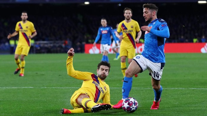 NAPLES, ITALY - FEBRUARY 25: Gerard Pique of FC Barcelona clears the ball of Dries Mertens of SSC Napoli during the UEFA Champions League round of 16 first leg match between SSC Napoli and FC Barcelona at Stadio San Paolo on February 25, 2020 in Naples, Italy. (Photo by Michael Steele/Getty Images)
