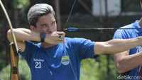 Pantauan detikcom, tampak Kim Kurniawan dan kawan-kawan masih canggung saat menarik tali busur di GOR Pajajaran, Cicendo, Kota Bandung pada Rabu (26/2/2020).