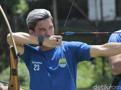 Pantauan detikcom, tampak Kim Kurniawan dan kawan-kawan masih canggung saat menarik tali busur di GOR Pajajaran, Cicendo, Kota Bandung pada Rabu (26/2/2020).
