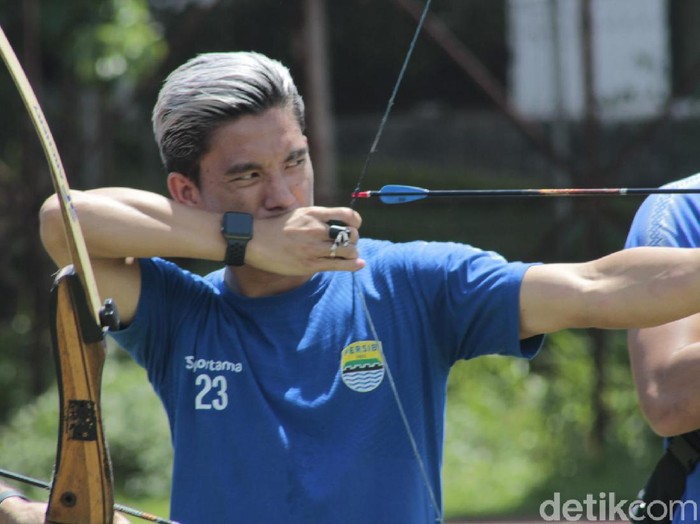 Persib Bandung memilih metode yang unik untuk memulihkan stamina para pemainnya. Kali ini, Maung Bandung berlatih panahan.