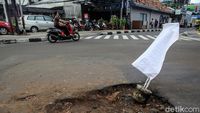 Hati-hati! Ada Jalan Berlubang di Persimpangan Wahid Hasyim