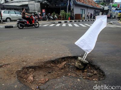 Hati-hati! Ada Jalan Berlubang di Persimpangan Wahid Hasyim