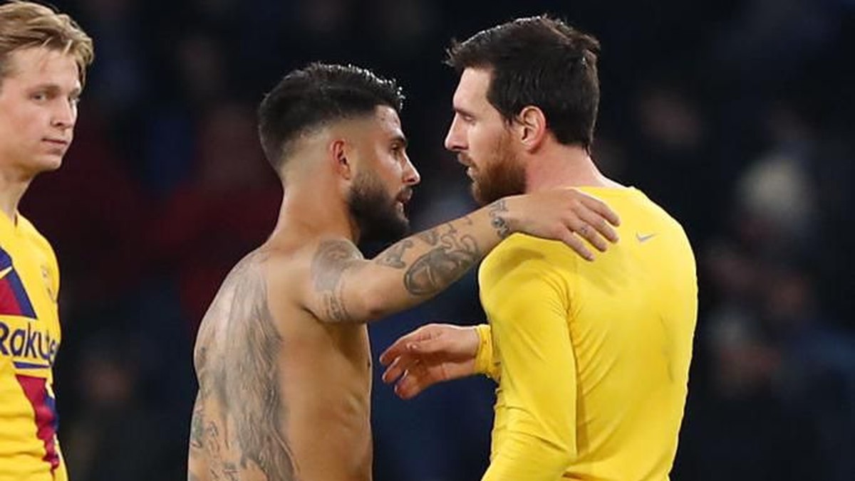 Lorenzo Insigne dan Lionel Messi usai laga Napoli Vs Barcelona. (Foto: Getty Images/Francesco Pecoraro)