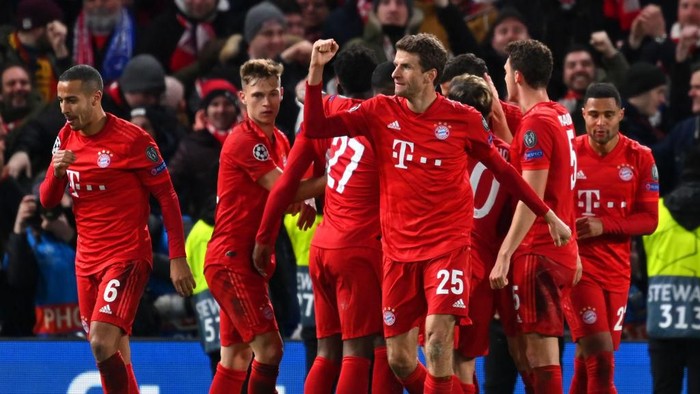 LONDON, ENGLAND - FEBRUARY 25: Thomas Muller of Bayern Munich celebrates a goal scored by Robert Lewandowski  during the UEFA Champions League round of 16 first leg match between Chelsea FC and FC Bayern Muenchen at Stamford Bridge on February 25, 2020 in London, United Kingdom. (Photo by Clive Mason/Getty Images)