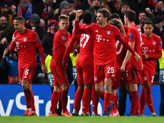 LONDON, ENGLAND - FEBRUARY 25: Thomas Muller of Bayern Munich celebrates a goal scored by Robert Lewandowski  during the UEFA Champions League round of 16 first leg match between Chelsea FC and FC Bayern Muenchen at Stamford Bridge on February 25, 2020 in London, United Kingdom. (Photo by Clive Mason/Getty Images)