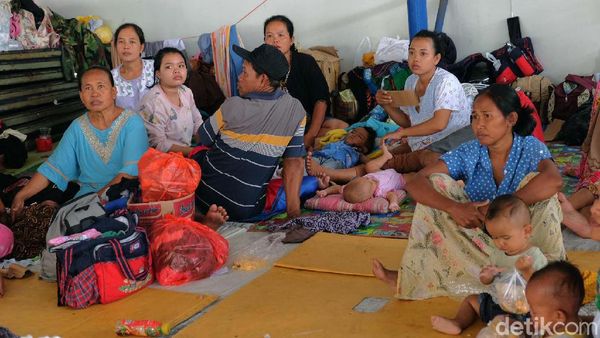 Korban Banjir Karawang Masih Mengungsi