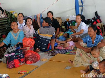 Korban Banjir Karawang Masih Mengungsi