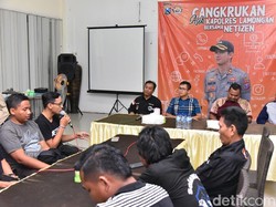 Polisi Lamongan Cangkrukan Bareng Netizen Jelang Pilkada Serentak