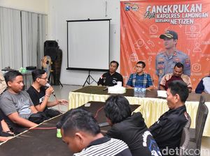 Polisi Lamongan Cangkrukan Bareng Netizen Jelang Pilkada Serentak Polisi Lamongan Cangkrukan Bareng Netizen Jelang Pilkada Serentak