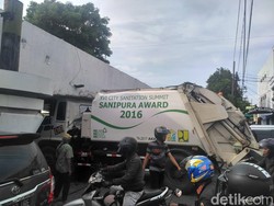 Truk Sampah Nyangkut di Viaduk Gubeng, Lalin Sempat Terhambat