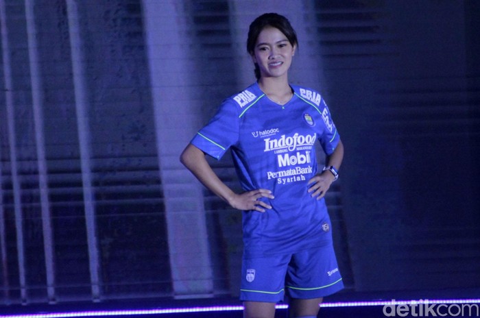 Jersey Persib 2020 Persib Bandung meluncurkan tim dan jersey untuk mengarungi Shopee Liga 1 2020. Jersey utama masih dominan menggunakan warna biru.