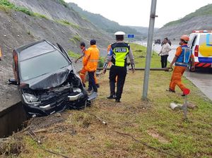 Laka Tunggal di Tol Pandaan-Malang, Satu Tewas Terlempar, Dua Orang Luka Laka Tunggal di Tol Pandaan-Malang, Satu Tewas Terlempar, Dua Orang Luka