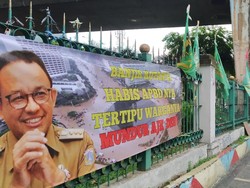 Muncul Spanduk Sindir Anies di Jakpus: Banjir Kotanya, Tertipu Warganya