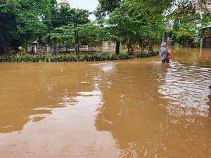 Banjir di Perum Bumi Nasio Indah Bekasi Belum Surut, Ratusan Warga Bertahan