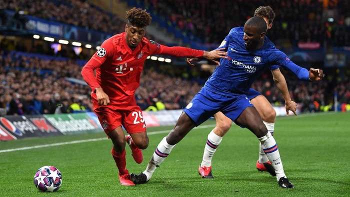 LONDON, ENGLAND - FEBRUARY 25: Kingsley Coman of Bayern Munich is closed down by Antonio Rudiger of Chelsea  during the UEFA Champions League round of 16 first leg match between Chelsea FC and FC Bayern Muenchen at Stamford Bridge on February 25, 2020 in London, United Kingdom. (Photo by Shaun Botterill/Getty Images)