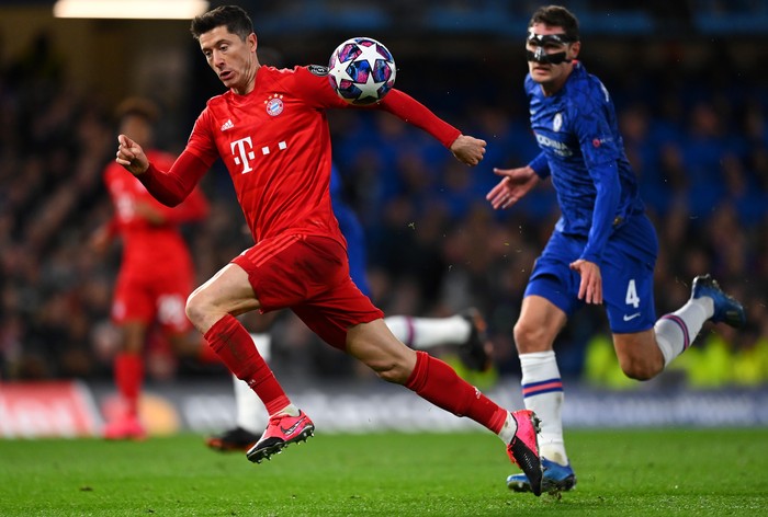 LONDON, ENGLAND - FEBRUARY 25: Robert Lewandowski of Bayern Munich is closed down by Andreas Christensen of Chelsea  during the UEFA Champions League round of 16 first leg match between Chelsea FC and FC Bayern Muenchen at Stamford Bridge on February 25, 2020 in London, United Kingdom. (Photo by Clive Mason/Getty Images)