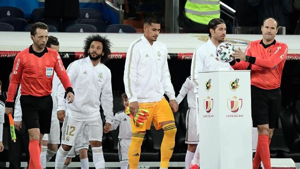 Mateu Lahoz (kanan) sudah 30 kali memimpin laga Madrid di Liga Spanyol. (