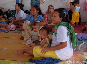 Tolong! Pengungsi Banjir di Karawang Butuh Makanan Bayi dan Popok