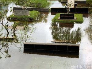 Jakarta Diguyur Hujan, TPU Karet Bivak Banjir 30 Cm Jakarta Diguyur Hujan, TPU Karet Bivak Banjir 30 Cm