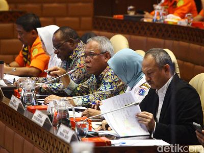 Tak Dihadiri Anies dan RK, Rapat Bahas Banjir di DPR Ditunda