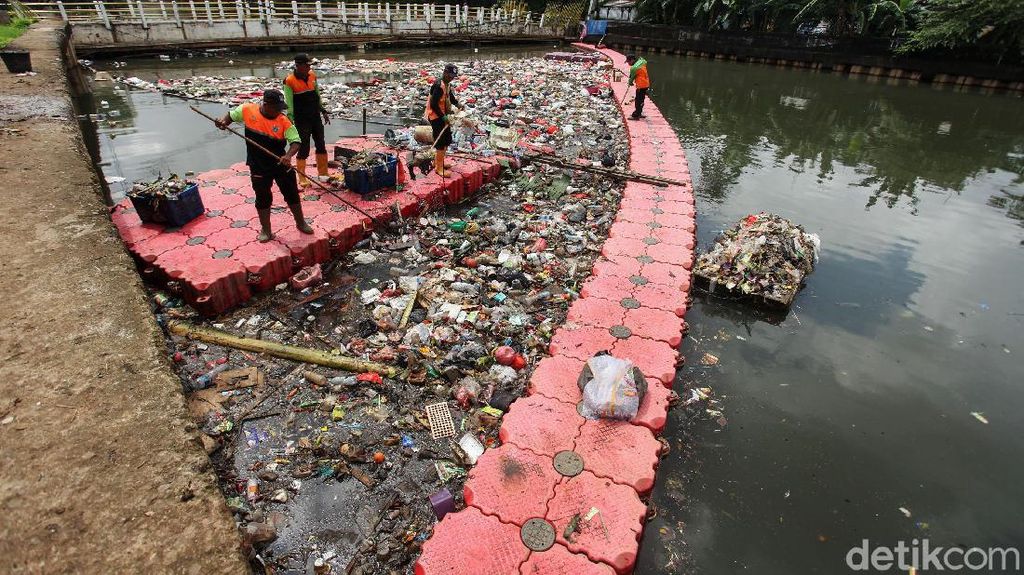 Bikin Mampet, Tumpukan Sampah di Sungai Mookervart Dibersihkan