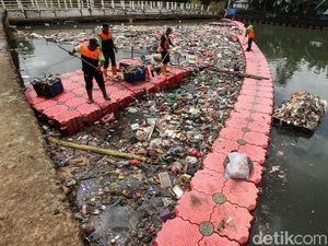 Bikin Mampet, Tumpukan Sampah di Sungai Mookervart Dibersihkan