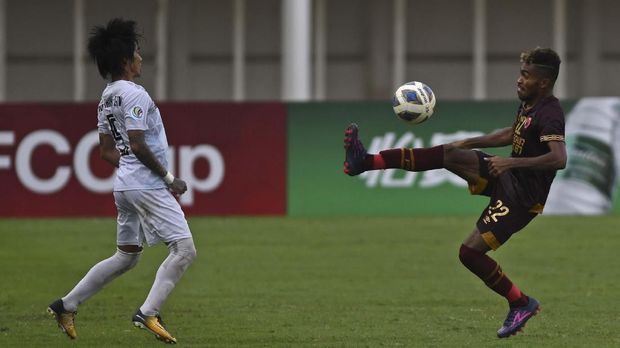 PSM Makassar vs Shan United Pesepak bola PSM Makassar Yakob Sayuri (kanan) mengecoh pesepak bola Shan United Hein Thiha Zaw dalam pertandingan lanjutan fase Grup H Piala AFC di Stadion Madya, Gelora Bung Karno, Jakarta, Rabu (26/2/2020). PSM mengalahkan klub asal Myanmar itu dengan skor 2-1. ANTARA FOTO/Aditya Pradana Putra/ama.