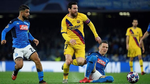 Barcelona's Argentine forward Lionel Messi (C) runs with the ball  during the UEFA Champions League round of 16 first-leg football match between SSC Napoli and FC Barcelona at the San Paolo Stadium in Naples on February 25, 2020. (Photo by Filippo MONTEFORTE / AFP)