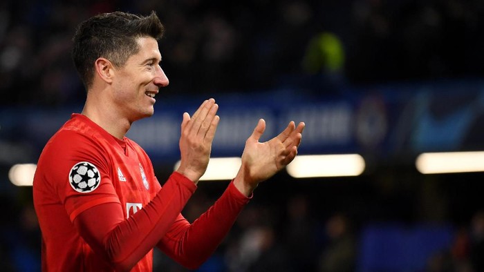 LONDON, ENGLAND - FEBRUARY 25: Robert Lewandowski of Bayern Munich acknowledges the fans  during the UEFA Champions League round of 16 first leg match between Chelsea FC and FC Bayern Muenchen at Stamford Bridge on February 25, 2020 in London, United Kingdom. (Photo by Mike Hewitt/Getty Images)
