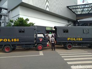 AEON Jakarta Garden City Cakung Masih Dijaga Polisi Usai Ricuh AEON Jakarta Garden City Cakung Masih Dijaga Polisi Usai Ricuh