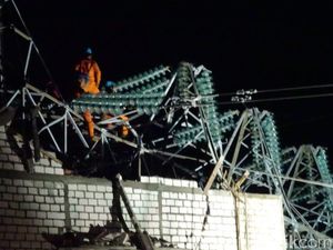 Hampir 24 Jam, Tower PLN yang Roboh di Rembang Belum Terevakuasi Hampir 24 Jam, Tower PLN yang Roboh di Rembang Belum Terevakuasi