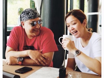 Pose Keren Maia Estianty Saat Makan Bareng Suami dan Sahabat