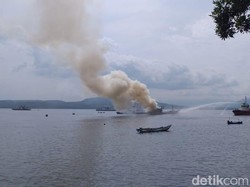Tak Ada Korban Jiwa Saat Kapal Muat Ikan Terbakar di Selat Bali
