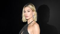 Penampilan Seksi Hailey Baldwin di Paris Fashion Week