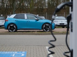 Pabrik Baterai Mobil Listrik RI Dibangun Bulan Ini, Bagaimana Peluangnya?