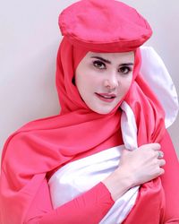 5 Gaya Hijab Pakai Topi ala Angel Lelga agar Bunda ...
