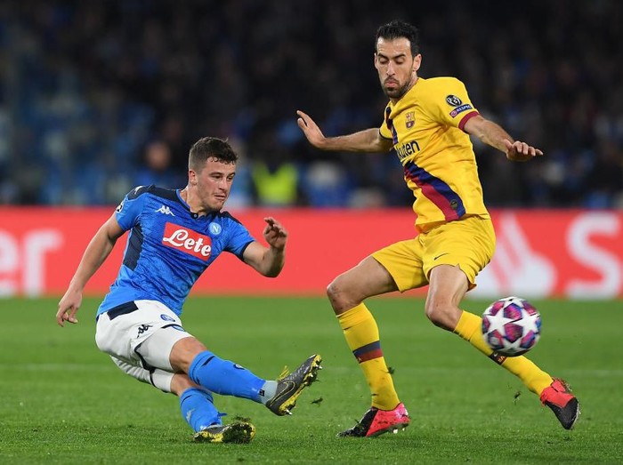 NAPLES, ITALY - FEBRUARY 25: Diego Demme of SSC Napoli vies with Sergio Busquets of FC Barcelona during the UEFA Champions League round of 16 first leg match between SSC Napoli and FC Barcelona at Stadio San Paolo on February 25, 2020 in Naples, Italy. (Photo by Francesco Pecoraro/Getty Images)