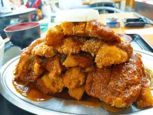 Resto Ini Tawarkan Chicken Katsu Jumbo Menggunung Bersiram Saus
