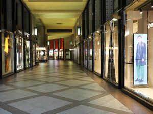 Penampakan Butik hingga Kafe di Kota Milan yang Sepi Imbas Corona