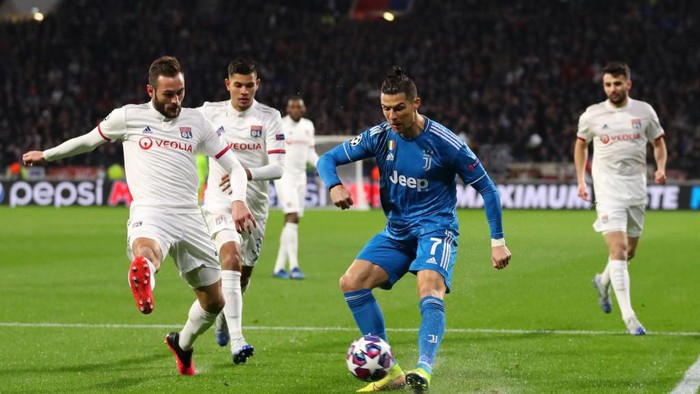 LYON, FRANCE - FEBRUARY 26: Cristiano Ronaldo of Juventus is challenged by Lucas Tousart of Olympique Lyon during the UEFA Champions League round of 16 first leg match between Olympique Lyon and Juventus at Parc Olympique on February 26, 2020 in Lyon, France. (Photo by Catherine Ivill/Getty Images)