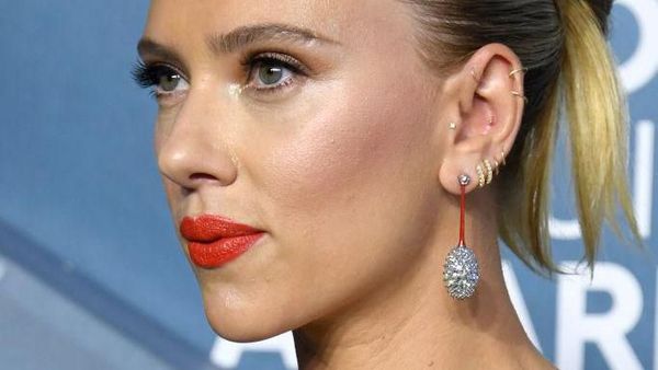 7 Gaya Artis Dunia dengan Tren Fashion Terkini: Pakai Banyak Anting