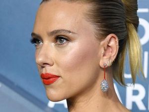 7 Gaya Artis Dunia dengan Tren Fashion Terkini: Pakai Banyak Anting