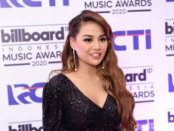 Lagu Kepastian Aurelie Hermansyah Ternyata Bukan Lagu Galau