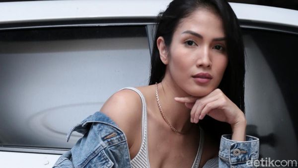 Aulia Sarah dan Kisahnya Berendam Bareng 50 Ular