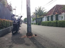 TKP Ibu Hamil Ditabrak hingga Tewas di Palmerah Ditaburi Bunga