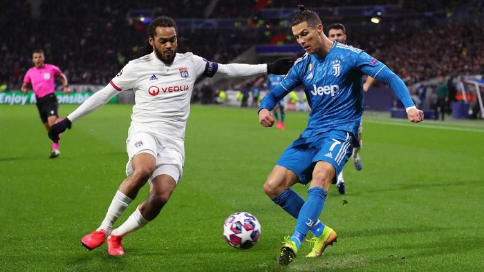 LYON, FRANCE - FEBRUARY 26: Cristiano Ronaldo of Juventus is challenged by Jason Denayer of Olympique Lyon during the UEFA Champions League round of 16 first leg match between Olympique Lyon and Juventus at Parc Olympique on February 26, 2020 in Lyon, France. (Photo by Catherine Ivill/Getty Images)