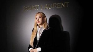 Bercelana Pendek, Rose Blackpink Mempesona di Fashion Show Saint Laurent