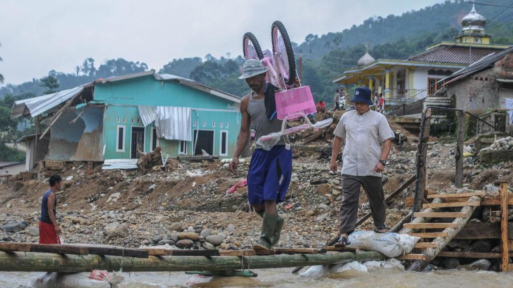 Tolong... Warga Korban Banjir Lebak Butuh Jembatan Nih Tolong... Warga Korban Banjir Lebak Butuh Jembatan Nih