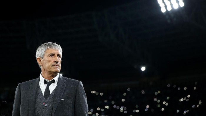 NAPLES, ITALY - FEBRUARY 25:Quique Setien the coach of Barcelona looks on during the UEFA Champions League round of 16 first leg match between SSC Napoli and FC Barcelona at Stadio San Paolo on February 25, 2020 in Naples, Italy. (Photo by Michael Steele/Getty Images)