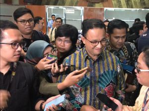 Ditanya soal Spanduk Banjir Kotanya Tertipu Warganya, Anies Baswedan Senyum